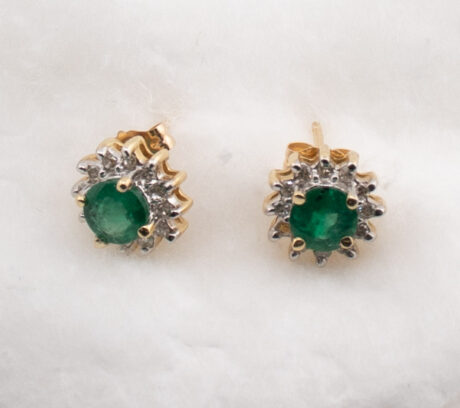 Contemporary Emeralds and Diamonds 18K Stud Earring Set - Image 3