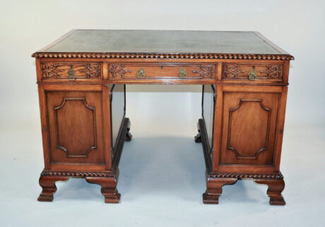 Late 19th Century English Chippendale Style Mahogany Partners Desk - Image 2