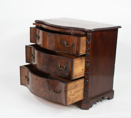 Early George III Mahogany Serpentine Bachelor's Chest With Brushing Slide - Image 22